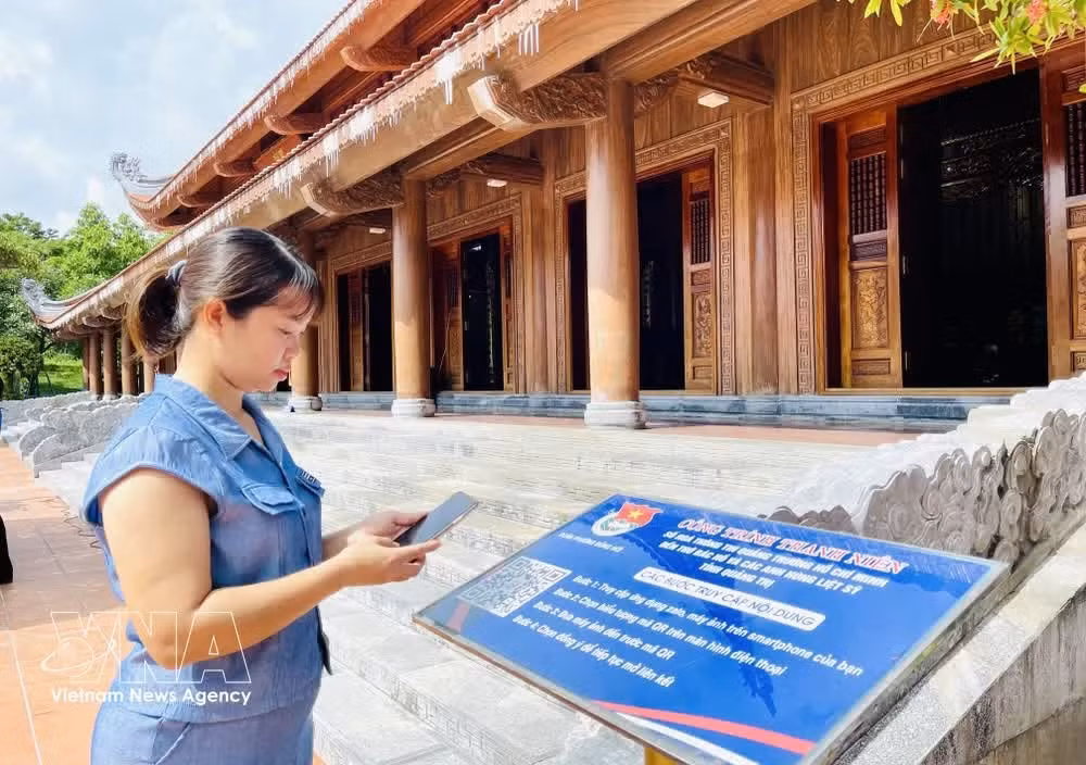 Turista busca información através del código QR en un sitio en Quang Tri. (Foto: VNA)