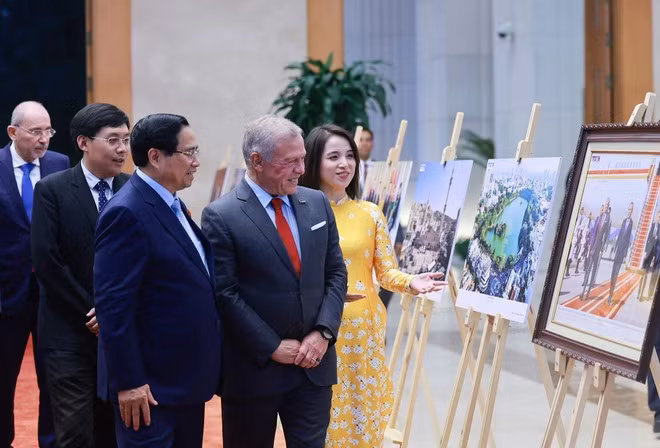El primer ministro Pham Minh Chinh y el rey Abdalá II Ibn Al Hussein de Jordania visitan una exposición fotográfica sobre la cooperación bilateral, organizada por la Agencia Vietnamita de Noticias. (Foto: VNA)