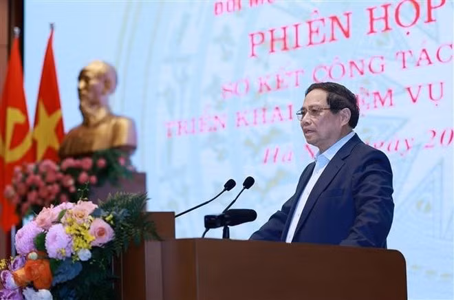 El primer ministro de Vietnam, Pham Minh Chinh, preside la tercera reunión del Comité Directivo del Gobierno sobre el desarrollo de la ciencia, la tecnología, la innovación, la transformación digital y el Proyecto 06. (Fuente: VNA)