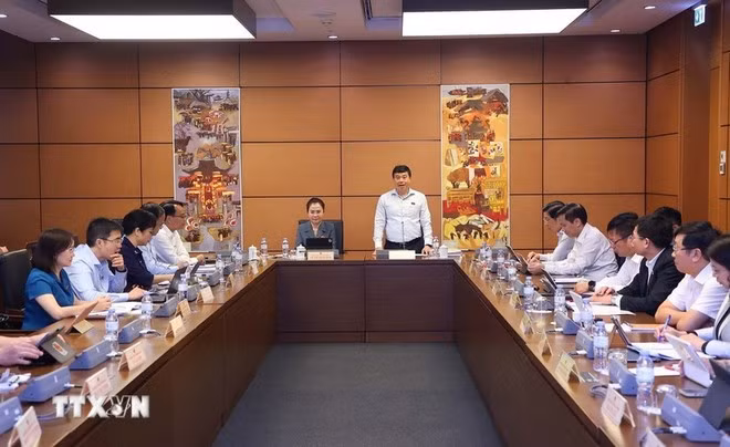 Diputados de las provincias de Lam Dong y Nghe An debaten en grupo. (Foto: VNA)