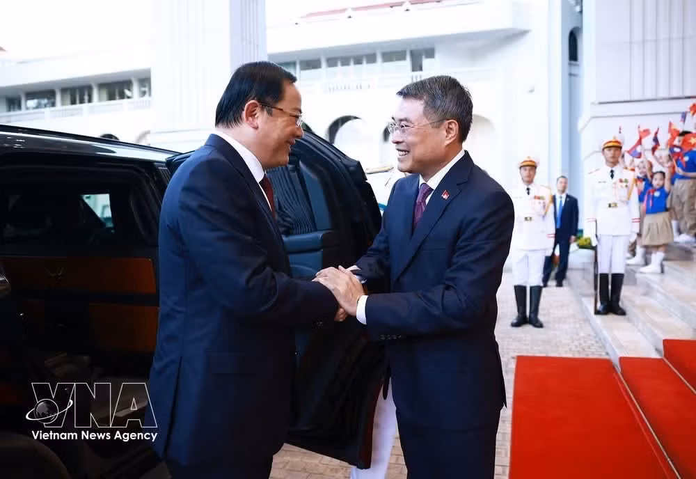 El primer ministro de Vietnam, Le Minh Hung, preside la ceremonia oficial de bienvenida a su homólogo laosiano, Sonexay Siphandone. (Fuente: VNA)