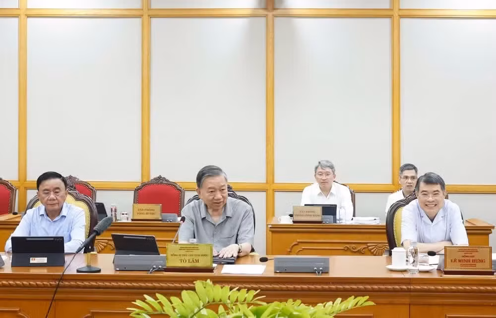 El máximo dirigente de Vietnam, To Lam, dirige la reunión.