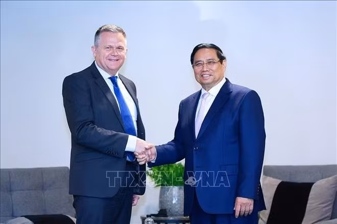 El primer ministro de Vietnam, Pham Minh Chinh, y De Villiers Engelbrecht, director ejecutivo de la aerolínea Airlink. (Foto: VNA)