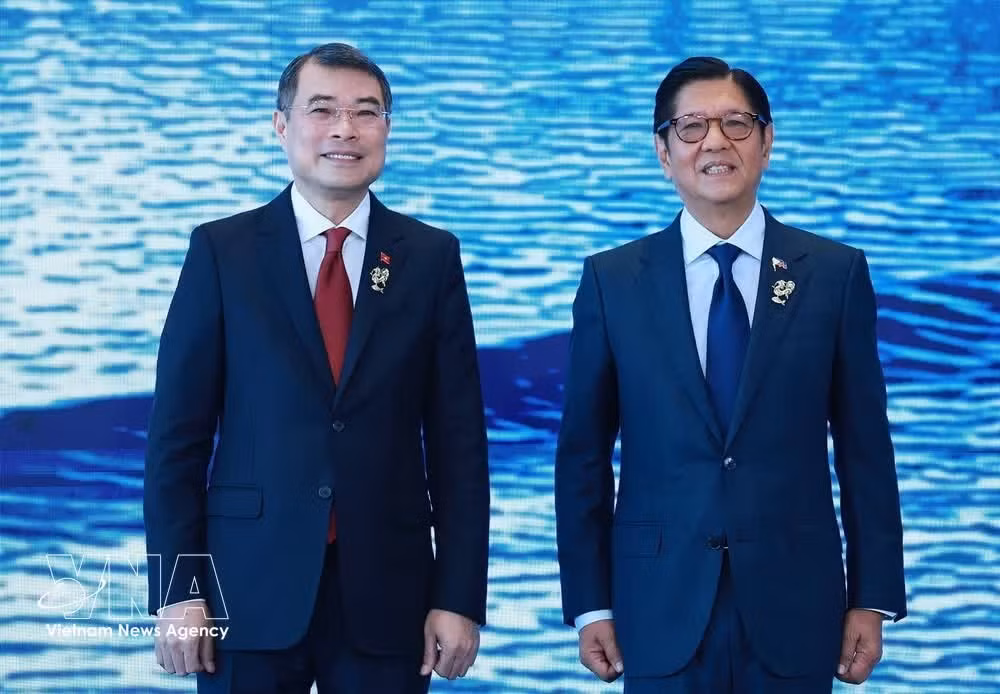 El presidente filipino Ferdinand Romualdez Marcos Jr. (derecha), recibe al primer ministro de Vietnam, Le Minh Hung, con motivo de su participación en la 48ª Cumbre de la Asean. (Foto: VNA)