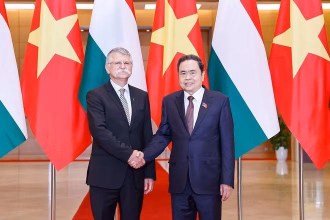 El presidente de la Asamblea Nacional de Hungría, Kover Laszlo y su par vietnamita, Tran Thanh Man. (Fuente: VNA)