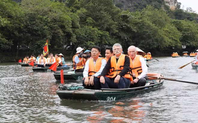 El presidente de la Asamblea Nacional de Hungría, Kover Laszlo, visita la provincia de Ninh Binh (Fuente: VNA)