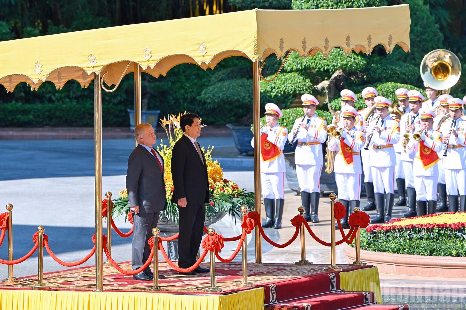 El presidente de Vietnam, Luong Cuong, y el rey de Jordania, Abdalá II Ibn Al Hussein, se paran el podio de honor, durante la interpretación de los himnos nacionales de Vietnam y Jordania.