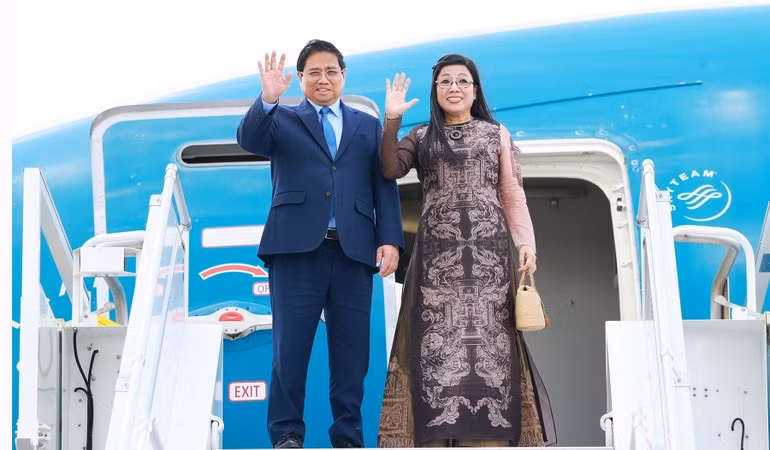 El premier Pham Minh Chinh, y su esposa concluye la visita oficial a Estonia. (Foto: VNA)