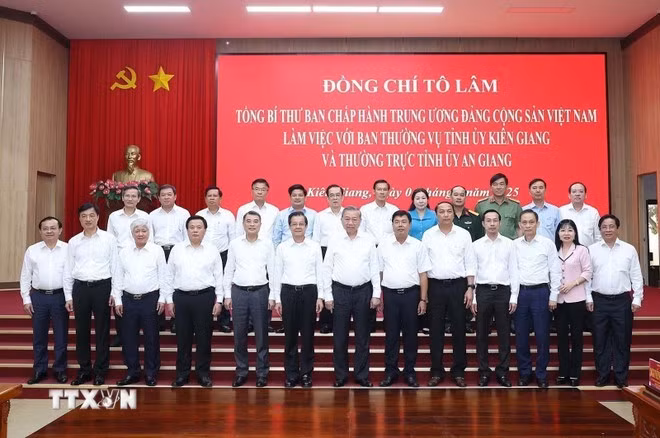 El secretario general del Partido Comunista de Vietnam, To Lam, y delegados. (Fuente: VNA)