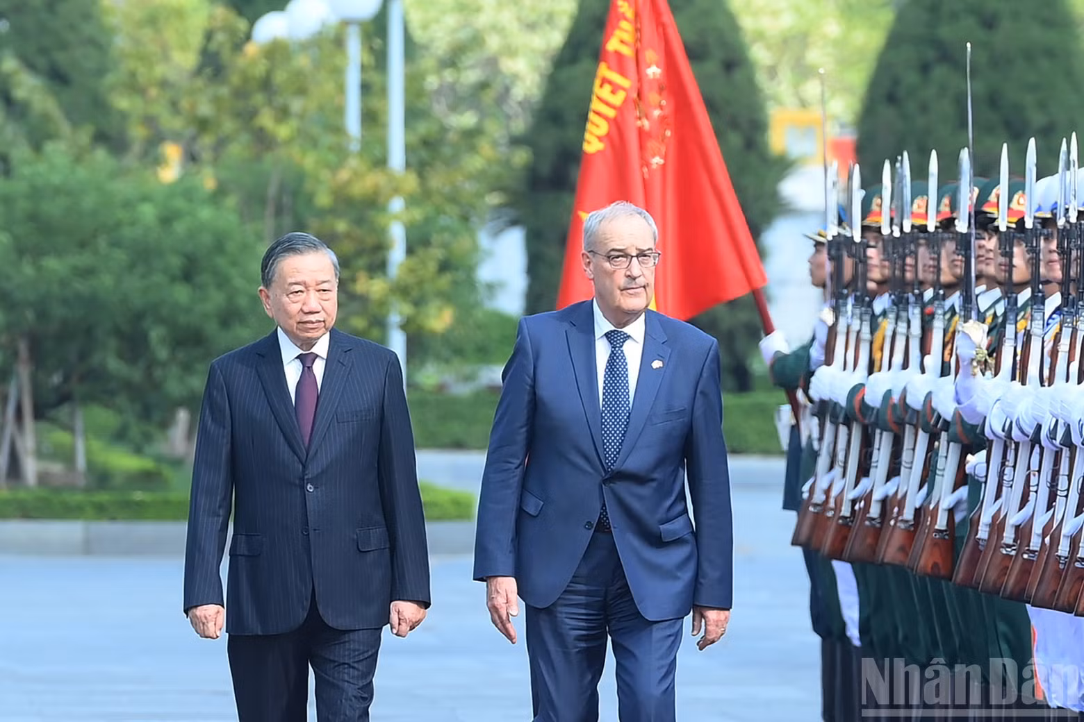 El secretario general y presidente To Lam y el presidente suizo Guy Parmelin pasan revista a la guardia de honor del Ejército Popular de Vietnam (Foto: nhandan.vn)