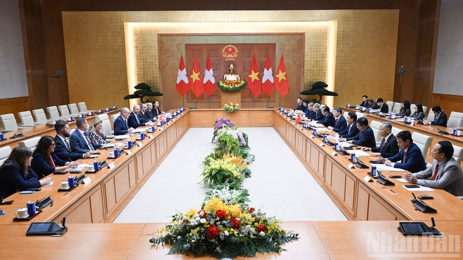 El encuentro entre el primer ministro de Vietnam, Le Minh Hung, y el presidente de Suiza, Guy Parmelin. (Foto: Tran Hai)