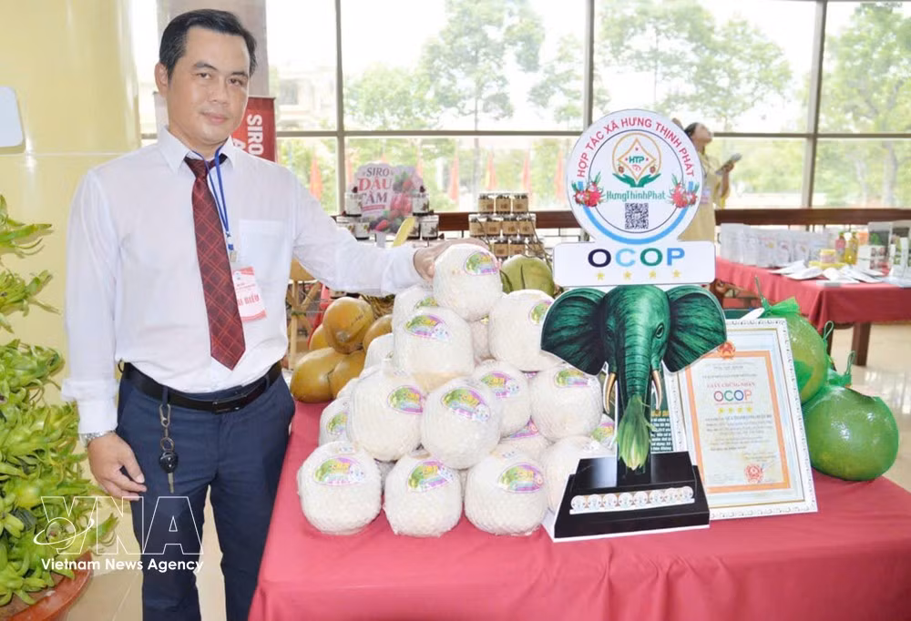 Nguyen Trung Quy, director de la cooperativa Hung Thinh Phat, presenta los productos OCOP de la entidad. (Foto: VNA)