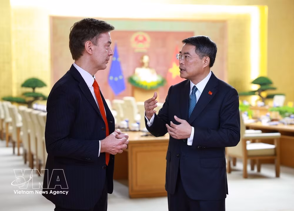 El primer ministro Le Minh Hung habla con el jefe de la Delegación de la Unión Europea en Vietnam, Julien Guerrier. (Fuente: VNA)