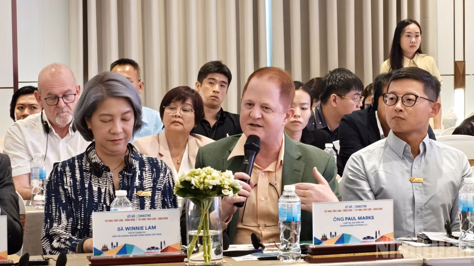 Inversores de Hong Kong (China) plantean preguntas a representantes de las localidades vietnamitas. (Foto: Thanh Phong)