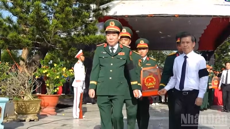 Dirigentes de la Comisión de Asuntos Internos del Comité Central y del Ministerio de Defensa participan en el ritual de entierro de restos de los mártires. (Foto: Thanh Tam).
