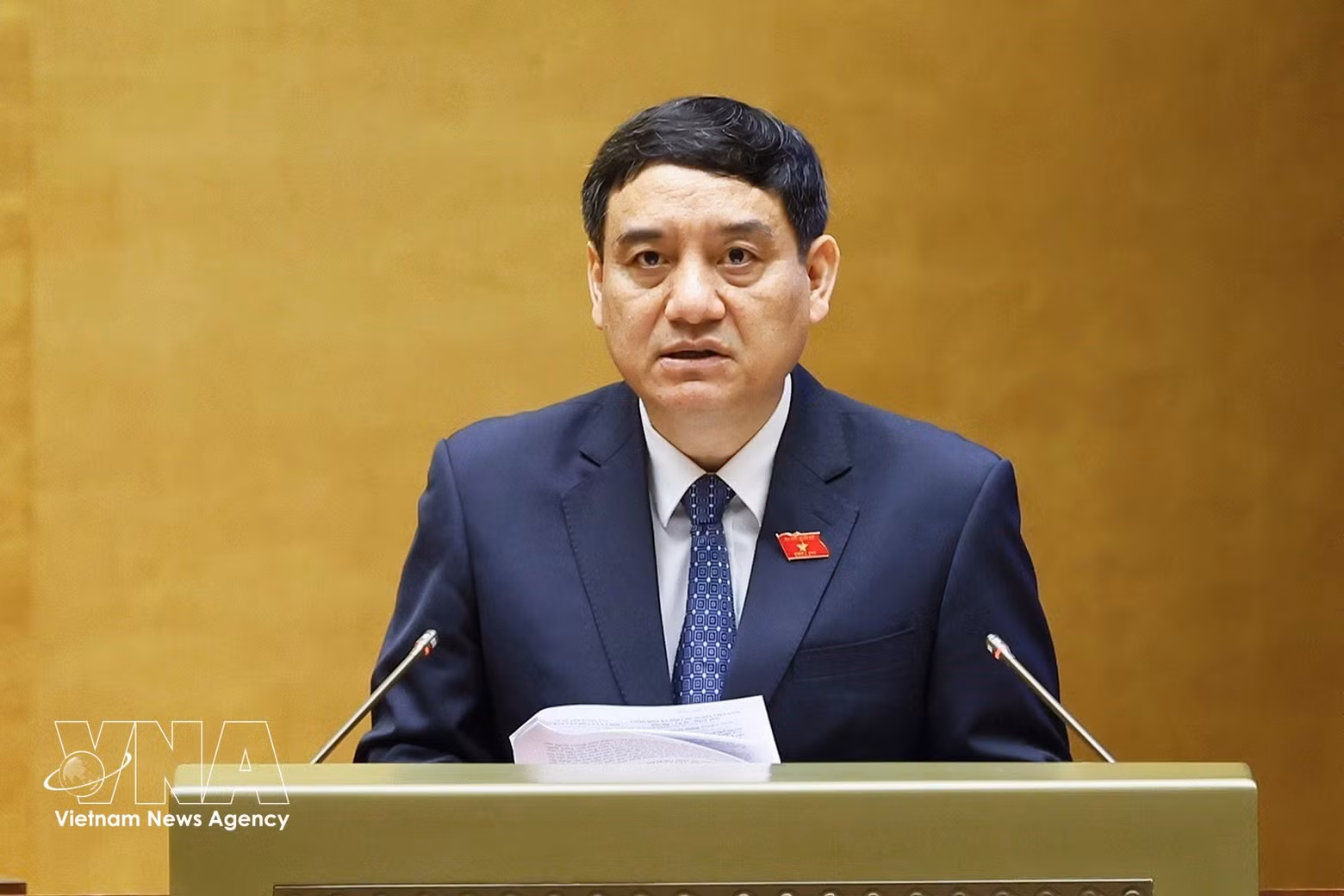 Nguyen Dac Vinh, presidente de la Comisión parlamentaria de Cultura y Asuntos Sociales, expone los informes de evaluación de los proyectos legales. (Foto: VNA)