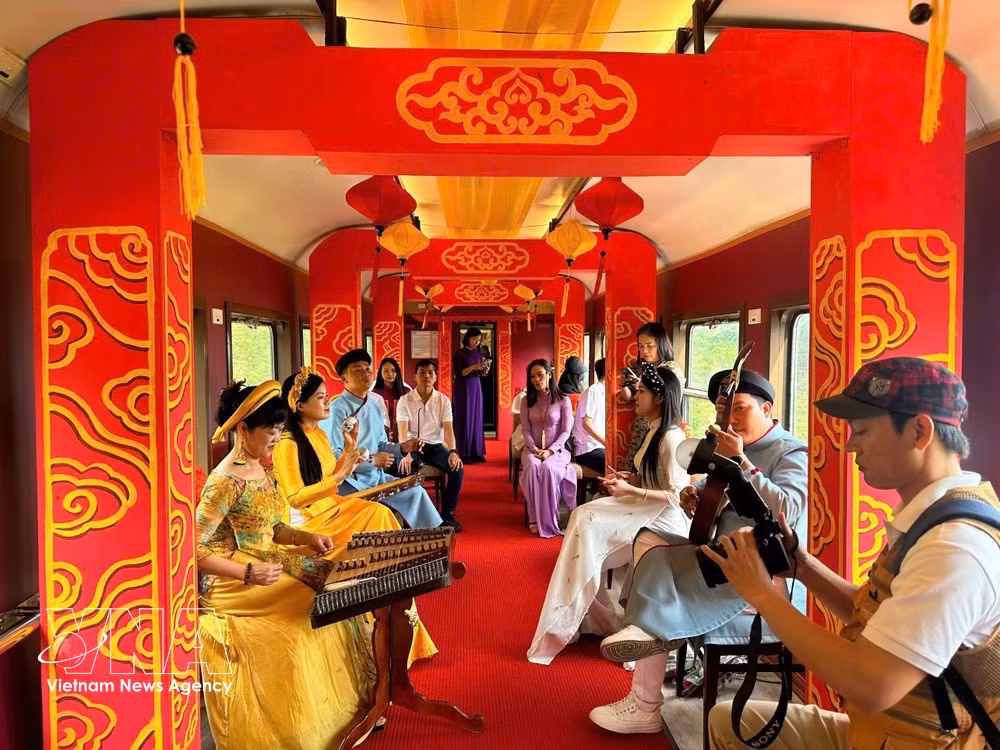 Los pasajeros podrán disfrutar de actuaciones musicales e instrumentales gratuitas a cargo de artistas a bordo del tren «Conexión del Patrimonio Central», entre Hue y Da Nang. (Foto: PV/Vietnam+)