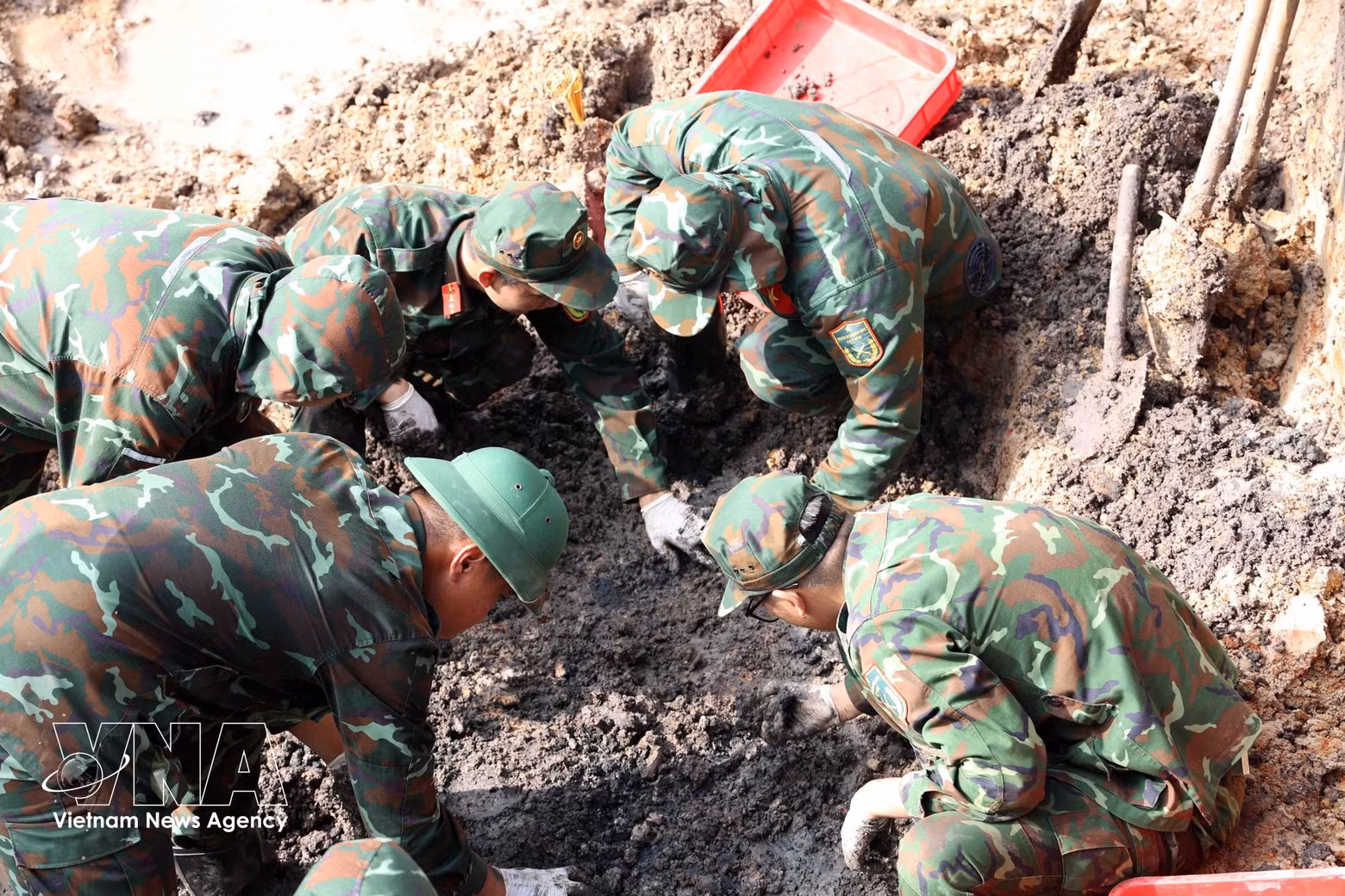 Oficiales y soldados del Equipo K74 aceleran la búsqueda y recuperación de los restos de los mártires en el Parque Le Thi Rieng. (Foto: VNA)