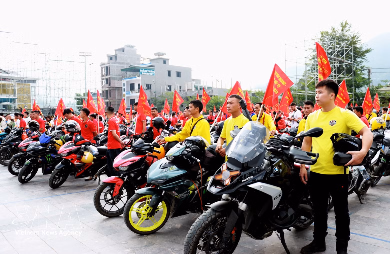 Conductores que se unen al convoy (Foto: VNA)