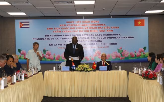 El presidente de la Asamblea Nacional del Poder Popular y del Consejo de Estado de Cuba, Esteban Lazo Hernández, realiza una visita de trabajo a Ciudad Ho Chi Minh el 3 de octubre. (Foto: VNA)