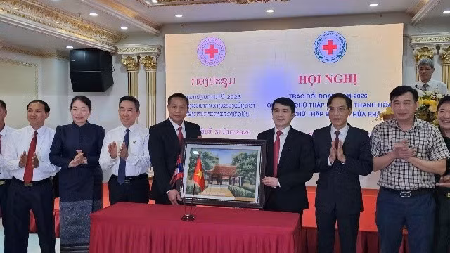 La provincia de Thanh Hoa entrega obsequios a la Cruz Roja de Houaphanh.