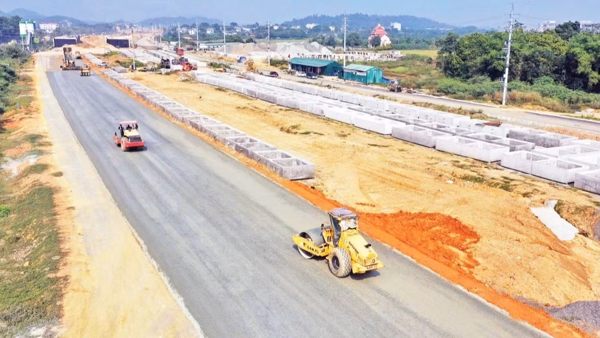 Las unidades constructoras trabajan en las vías de servicio del proyecto de inversión para la construcción de la avenida Thang Long, en el tramo que conecta la carretera nacional Nº 21 con la autopista Hanói-Hoa Binh. (Foto: Thanh Dat)