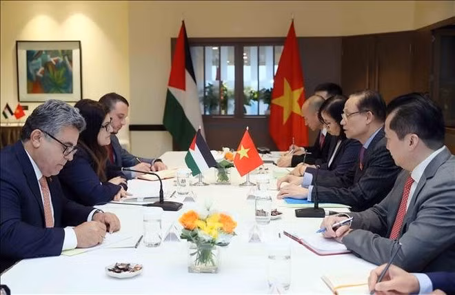 El ministro de Relaciones Exteriores de Vietnam, Le Hoai Trung, dialoga con la titular palestina de Asuntos Exteriores y Expatriados, Varsen Aghabekian Shahin. (Foto: VNA)