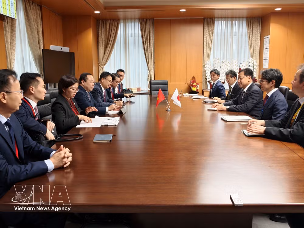 El ministro Vu Hai Quan mantuvo conversaciones con el ministro japonés de Educación, Cultura, Deportes, Ciencia y Tecnología, Seki Yoshihiro. (Foto: VNA)