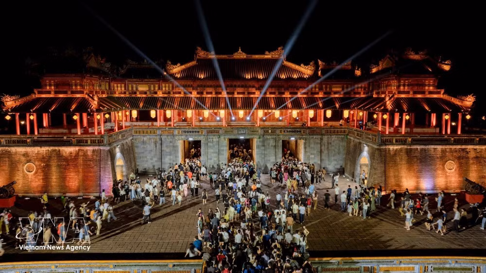 La ciudad de Hue cuenta con un rico patrimonio y paisajes naturales que propician un estilo de vida meditativo, tranquilo y pausado para sus visitantes. (Foto: VNA)