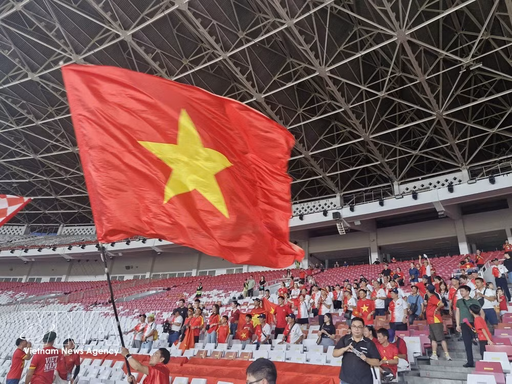 La bandera roja con una estrella amarilla se exhibe en las gradas del estadio Gelora Bung Karno. (Foto: VNA)