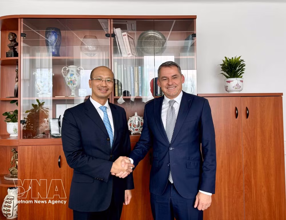 El embajador de Vietnam en Hungría, Bui Le Thai, mantuvo una reunión de trabajo con el profesor y doctor Csaba Gyuricza, rector de la Universidad Húngara de Ciencias Agrícolas y de la Vida (MATE) (Foto: VNA)