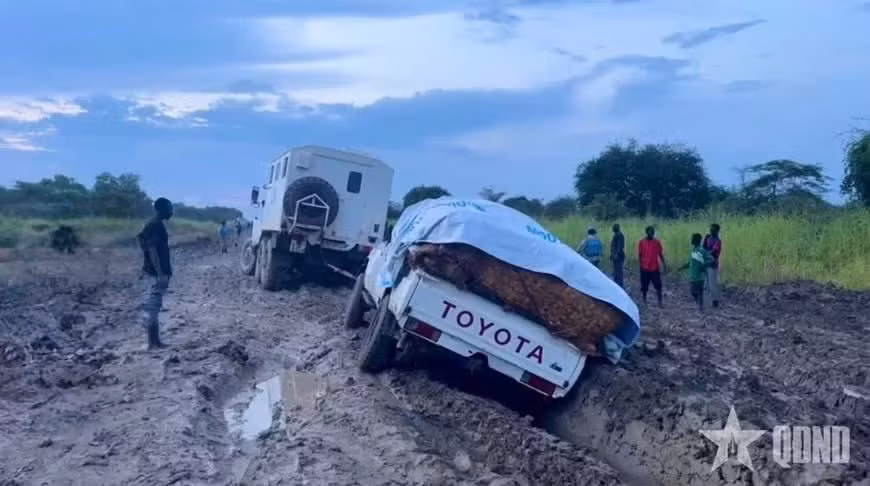 La Unidad de Ingeniería 4 de Vietnam ha elaborado planes para reparar y mejorar las vías dañadas por los deslizamientos de tierra provocados por las fuertes lluvias e inundaciones. (Foto: qdnd.vn)