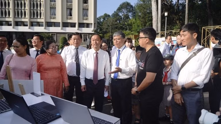 Dirigentes de Ciudad Ho Chi Minh visitan la exposición.