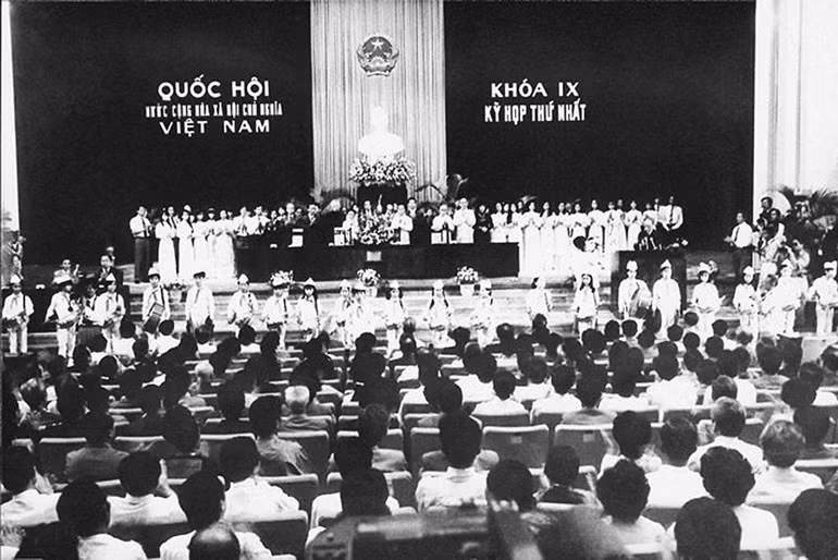 Niños capitalinos saludan a los diputados en la sesión inaugural de la primera sesión de la novena Legislatura, el 20 de septiembre de 1992.