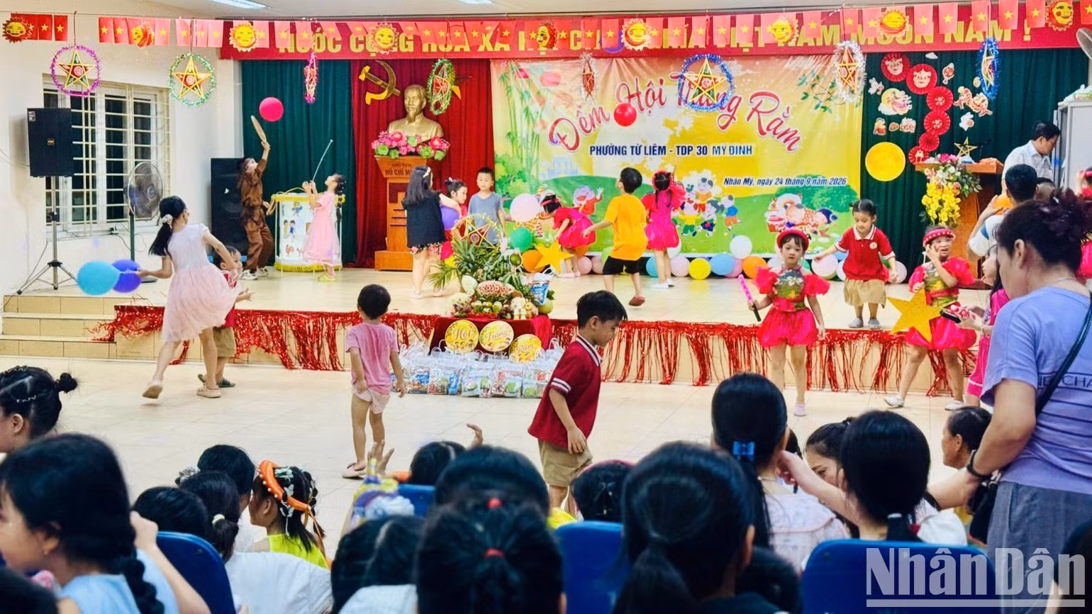 Los niños participan en el programa “Noche de la Luna Llena” en el distrito de Tu Liem, Hanói. (Foto: HNV)