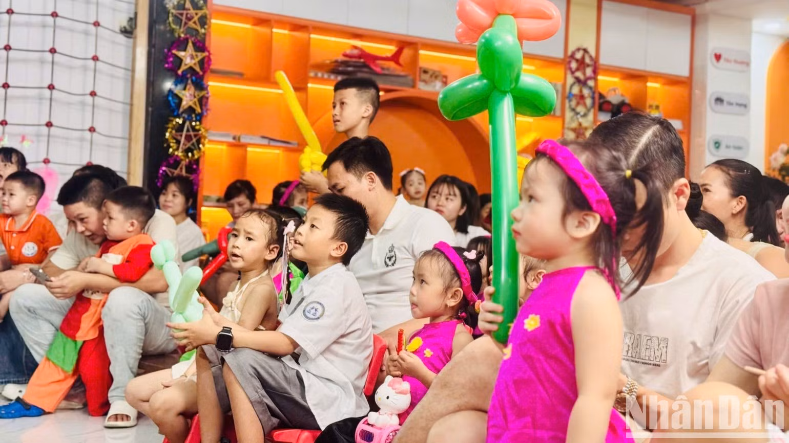Las miradas atentas de los niños siguen las actuaciones artísticas. (Foto: HNV)