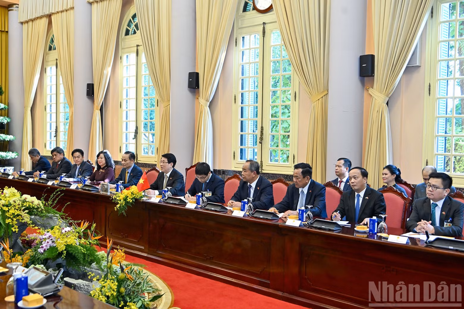 El presidente vietnamita Luong Cuong y funcionarios vietnamitas asisten al encuentro.