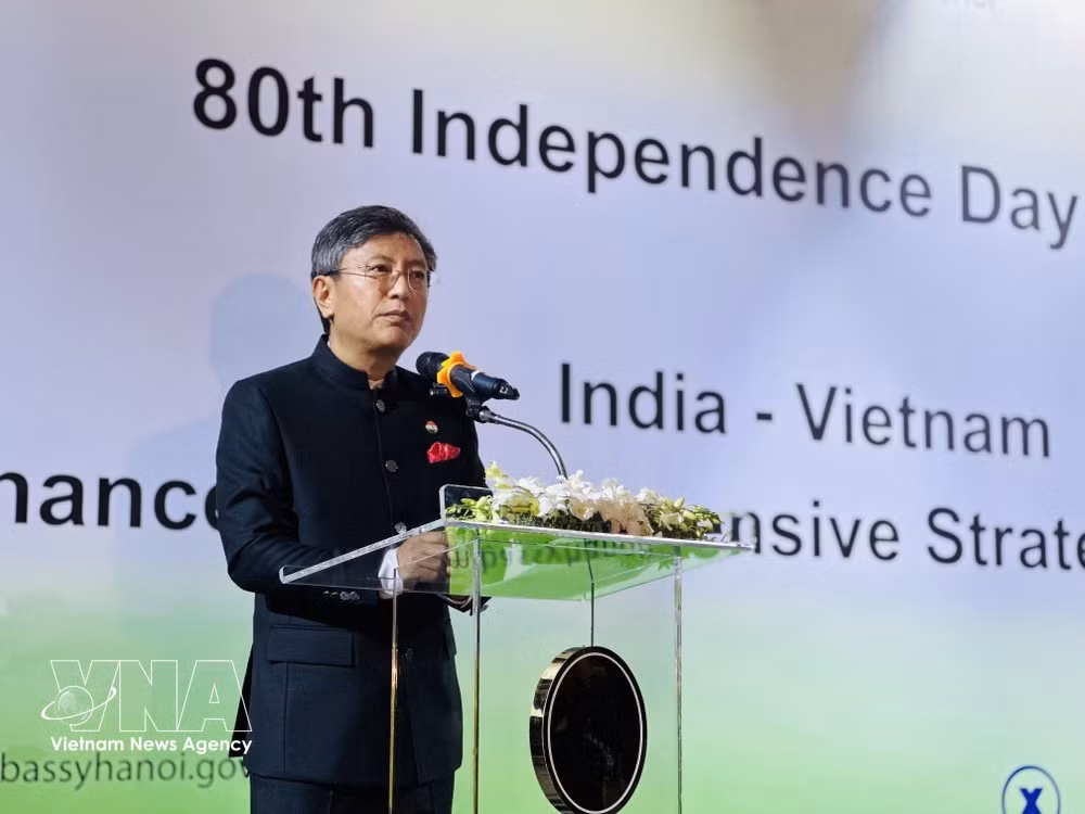 El embajador de la India en Vietnam, Tshering W. Sherpa, habla en el evento. (Foto: VNA)