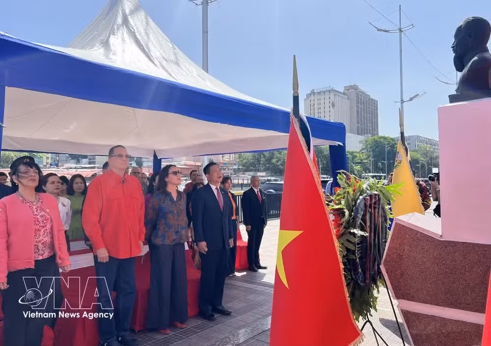 El acto ante el monumento dedicado al Presidente Ho Chi Minh en la capital venezolana. (Foto: VNA)