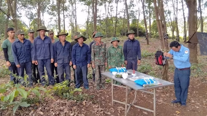 La anónima labor de los oficiales y soldados del Equipo K52 contribuye a devolver a los mártires a su tierra natal. (Foto: Nguyen Hoang)
