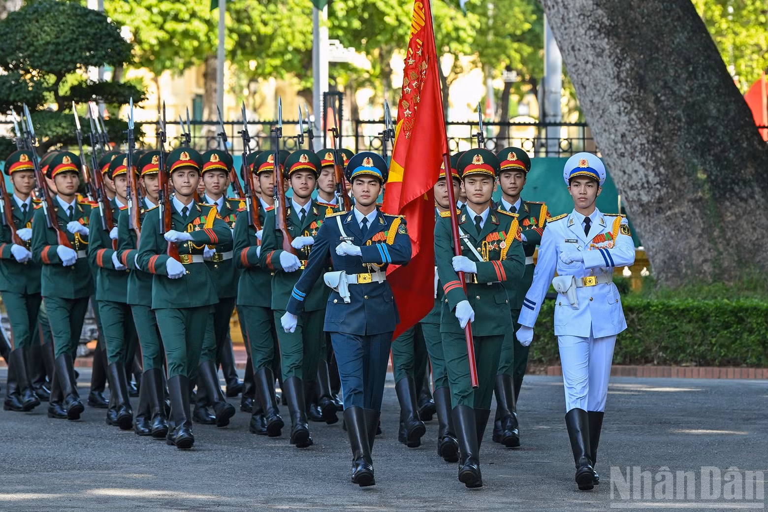 La guardia de honor del Ejército Popular de Vietnam avanza a su posición.