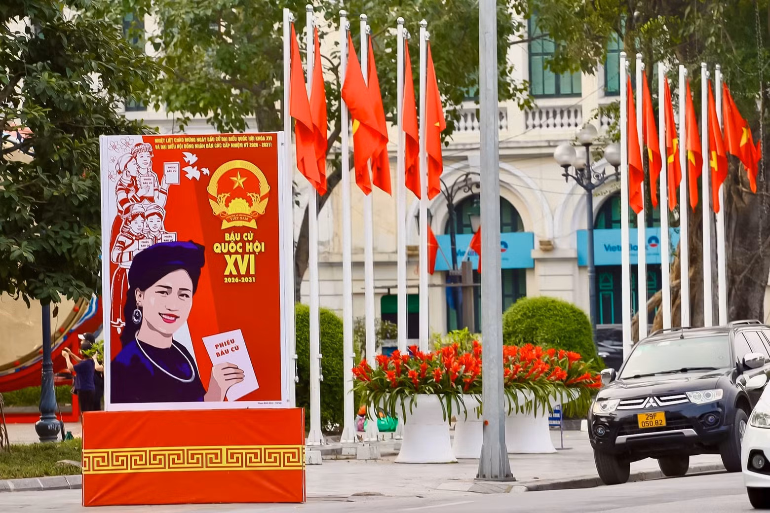 En muchas calles del centro se han instalado cientos de grandes pancartas con consignas. El color rojo, que predomina en ellas, junto con los mensajes que invitan a los votantes a ejercer su derecho democrático, destaca sobre el paisaje urbano moderno y crea un fuerte impacto visual.