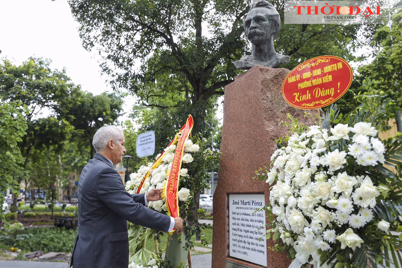 El primer viceministro de Relaciones Exteriores de Cuba, Gerardo Peñalver Portal, rinde homenaje al Héroe Nacional José Martí en Hanói.