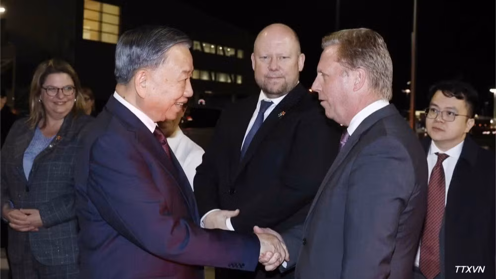 Funcionarios neozelandeses despiden al máximo líder vietnamita en el aeropuerto internacional de Auckland.