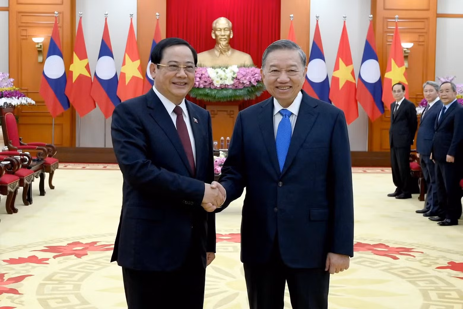 El secretario general del Partido Comunista y presidente de Vietnam, To Lam (derecha), recibe al miembro del Buró Político del Partido Popular Revolucionario y primer ministro de Laos, Sonexay Siphandone.