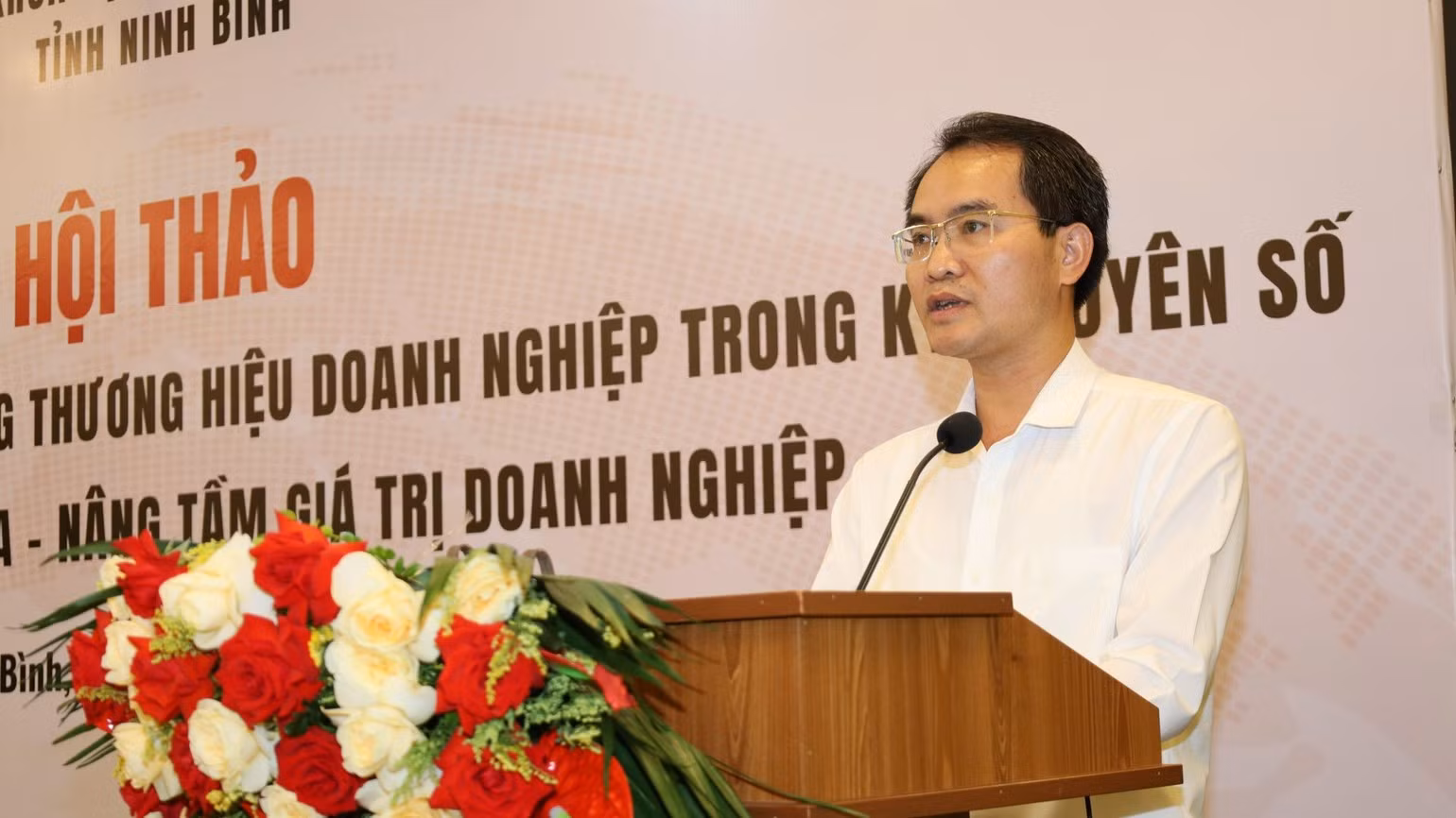 El subdirector del Servicio de Ciencia y Tecnología de la provincia de Ninh Binh, Nguyen Toan Thang, interviene en el seminario. (Foto: Minh Hieu)