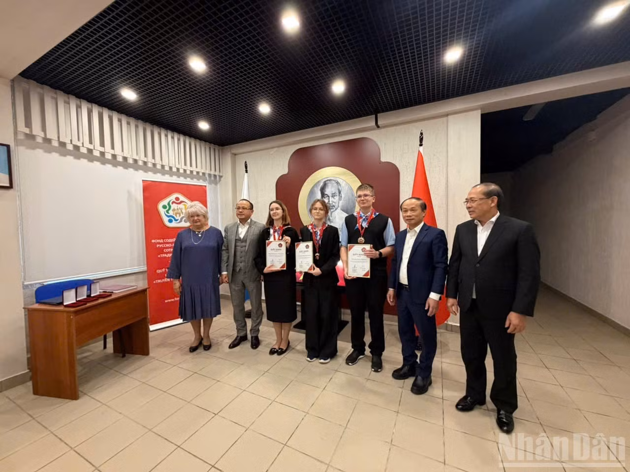Entrega de premios a tres alumnos destacados del centro. (Foto: Thanh The).