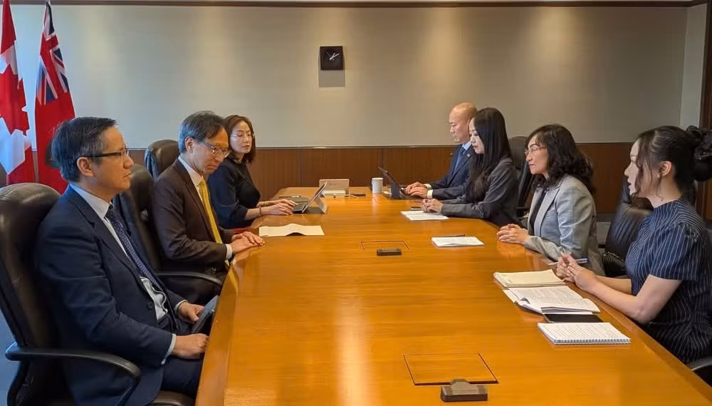La viceministra Phan Thi Thang sostiene una reunión de trabajo con el senador Yuen Pau Woo. (Foto: Nhan Dan)