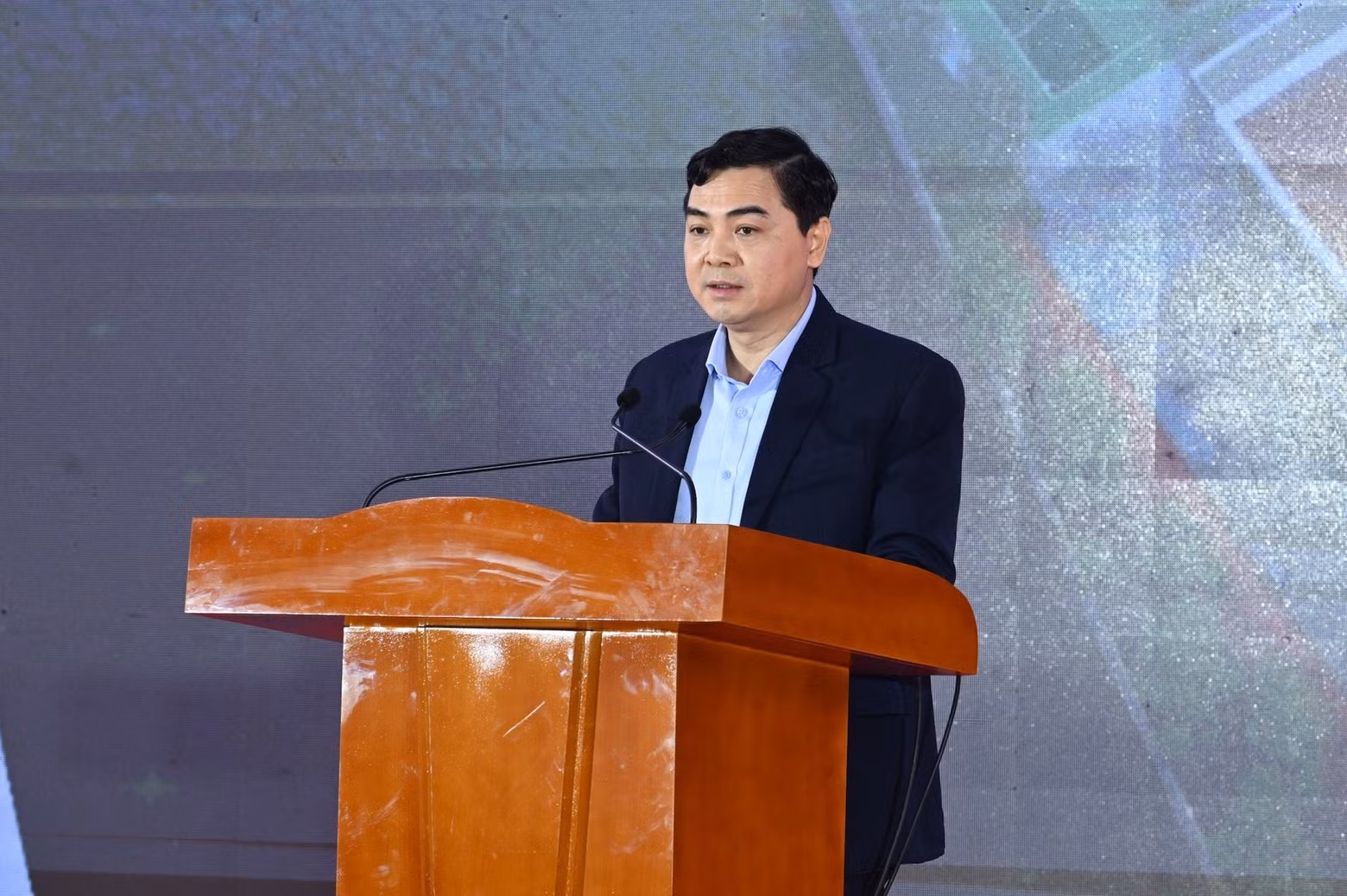 El presidente del Comité Popular de Thanh Hoa, Nguyen Hoai Anh, habla en la ceremonia.