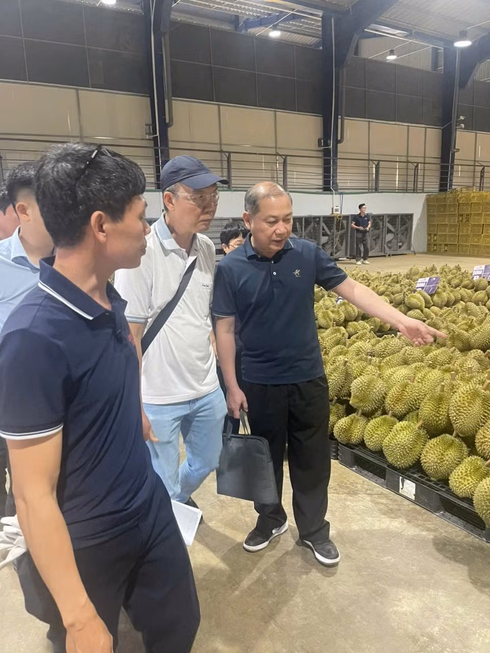 La Administración General de Aduanas de China visita un centro de empaque.